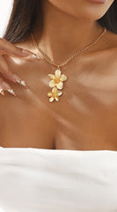 Elegance Metal Flower Pendant Necklace - Gold