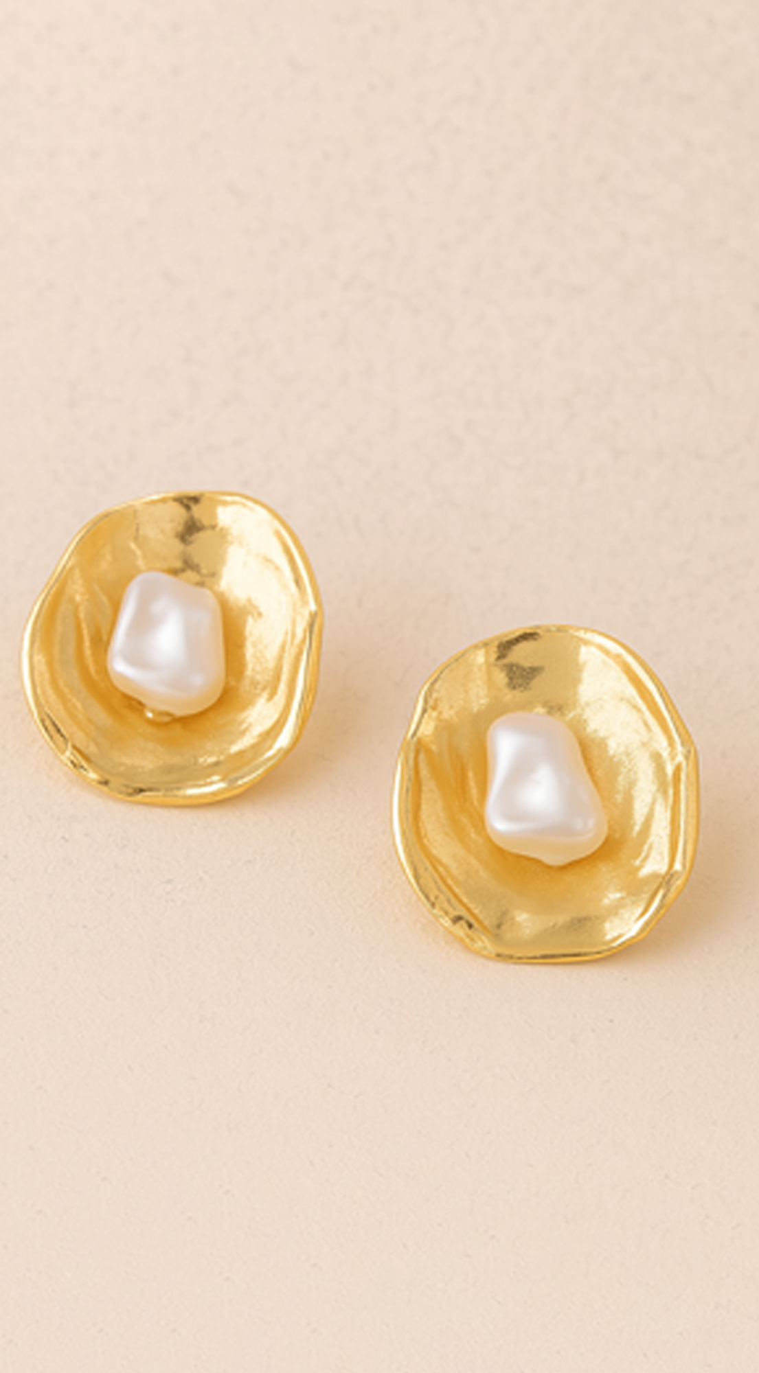 Mira Pearled Oyster Stud Earrings - Gold